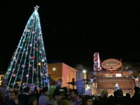 60 Fuß hoher Weihnachtsbaum im Zentrum